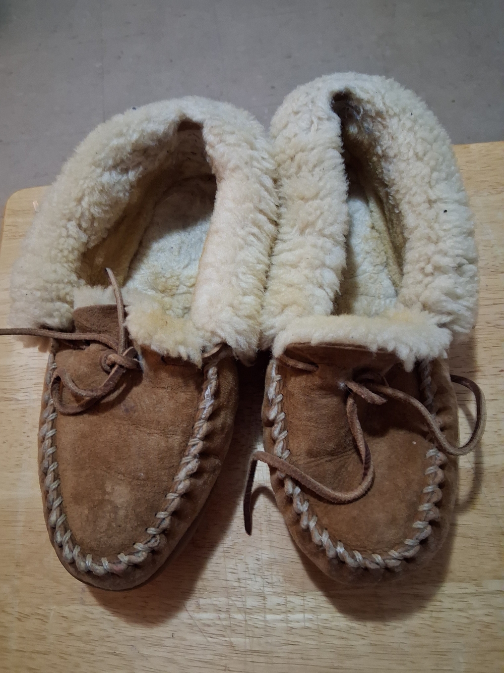 Men Size 8 Cozy Faux-Shearling Moccasin Slippers - Tan